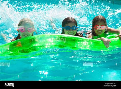 Girl Swimming Pool Banque De Photographies Et Dimages à Haute
