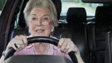 guida con la patente scaduta la signora di 103 anni multata non si arrende “prenderò il