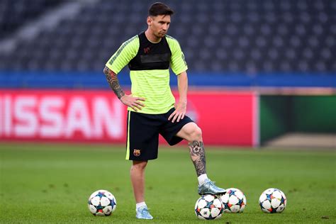 Lionel Messi Back To Training Field On Track For El Clásico Return
