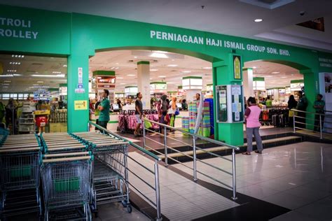 It has over 100 shops in the premises. Chickona: Shopping Mall Langkawi