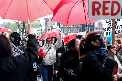 Les Travailleuses Du Sexe Damsterdam Protestent Contre Les Nouvelles Règles Du Quartier Rouge