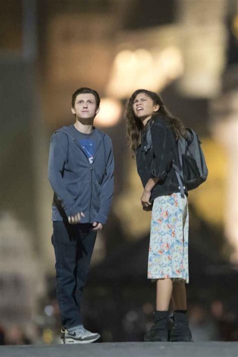 Despite the fact that zendaya and tom holland have both repeatedly denied that they are dating, the rumor mill keeps churning this one out. Tom Holland e Zendaya contracenam juntos em novas fotos do ...