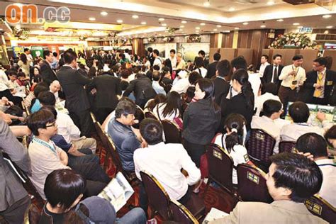 Jun 11, 2021 · 御景峰兩房618萬易手 【地產】 2021/06/11 18:27 【信報財經新聞】上水御景峰中低層e室，實用面積約431方呎，2房間隔，以618萬元沽出，實用呎價約14339元。 御景峰首日速銷90伙 - 東方日報