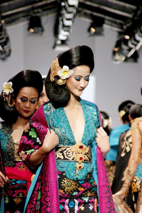 Model kebaya brokat modern anne avantie terbaru sering digunakan oleh para artis baik dalam negeri maupun luar negeri. Video: Anne Avantie Tampilkan Keindahan Bali Lewat Kebaya ...