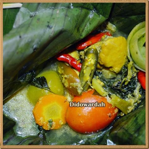Garang asem adalah masakan olahan ayam yang dimasak menggunakan daun pisang dan didominasi oleh rasa asam dan pedas. Dapur Didowardah: Resep Masakan Indonesia Sehari-hari ...