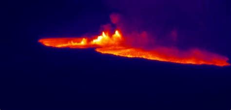 Hawaiis Mauna Loa Worlds Largest Active Volcano Erupts For 1st Time