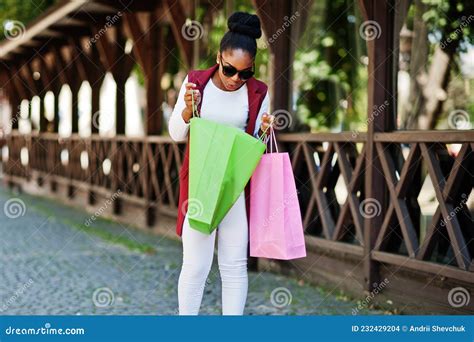 Chica Afroamericana Casual Con Bolsas De Compra De Colores Foto De Archivo Imagen De