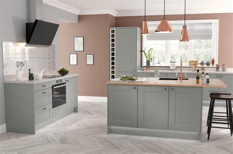 People nowadays are learning that home decor is not about keeping up with the jones', it is about building a space that is an extension of yourself and all that you love. How to add copper accessories to a kitchen | Wren Kitchens