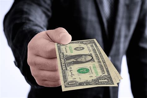 Bei einzahlungen von mehr als 10.000 euro muss sich der einzahler ausweisen. Gibt es eine Meldepflicht bei Auslandsüberweisungen ...
