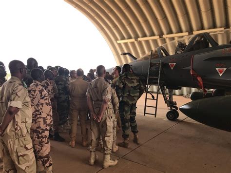 Visite De La Base 101 De Larmée De Lair Du Niger Collège De Défense