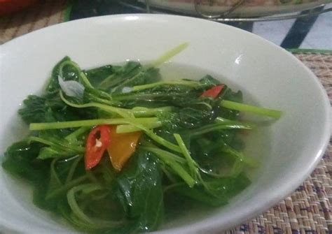 It is commonly prepared as main course during breakfast or lunchtime. Resep Sayur bayam bening (tanpa jagung) oleh Wissa - Cookpad