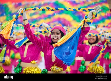 Los Miembros De Malasia De Un Grupo De Danzas Vestidos Con Trajes Semejantes Ropa Tradicional