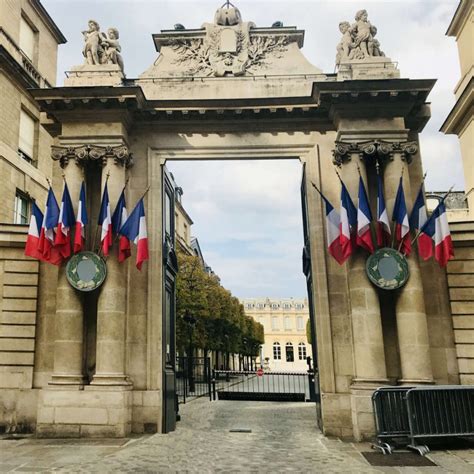 22 Symbols Of France And Their Meanings