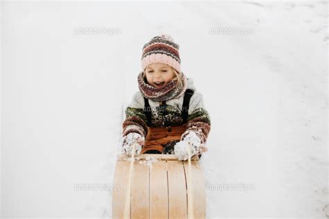 Canada Ontario Smiling Girl On Toboggan 11015376943 の写真素材・イラスト素材｜アマナイメージズ