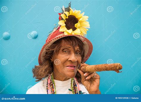 Mulheres Cubanas Que Fumam O Charuto Foto De Stock Editorial Imagem
