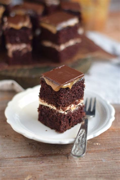 Für die füllung aus milch, puddingpulver und zucker einen pudding kochen und kaltrühren. Schoko Creme Karamell Kuchen - Chocolate Caramel Cake ...
