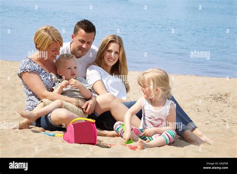 Familia Con Niños Pasa Un Día En La Playa Fotografía De Stock Alamy