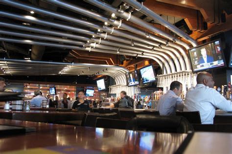 Yard House Suds Up Austin With 130 Beer Taps Eater Austin