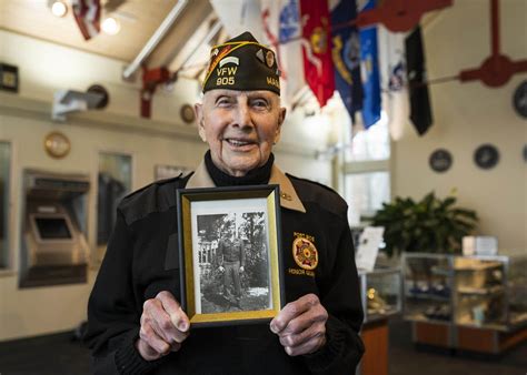 Photos 95 Year Old World War Ii Veteran Receives Belated High School