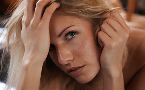 Lying Down Face Blonde Iveta Vale Freckles Women Model Bare