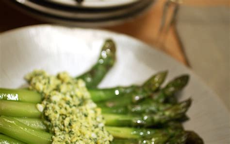 Asparagus in sauce mimosa Recipe