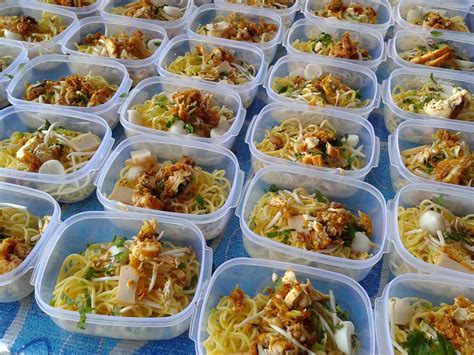 Susunan menu mengikut hari adalah atasbudi bicara pihak pentadbir sekolah/ jawatankuasa rmt. HEM: Program Rancangan Makanan Tambahan (RMT)