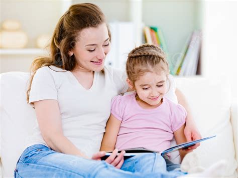 Background Ibu Dengan Putri Kecilnya Yang Cantik Membaca Buku Di Rumah
