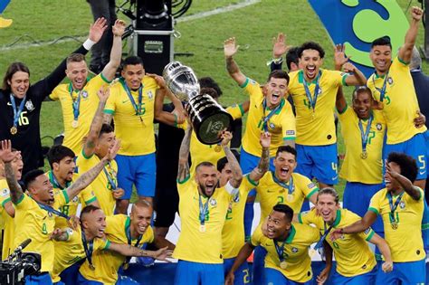 Brazil players celebrate with the copa america 2019 trophy. Revive en imágenes la Final de la Copa América Brasil 2019 ...