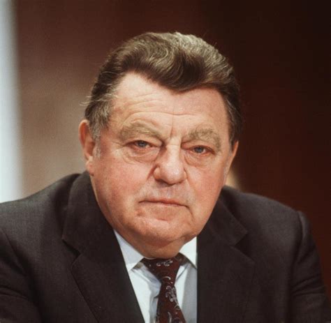 In den vier jahrzehnten seiner politischen karriere hat franz josef strauß wohl mehr skandale und affären überstanden als jeder andere deutsche nachkriegspolitiker. Die CSU sollte sich hüten, bundesweit anzutreten - WELT
