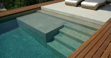 Une piscine avec banquette immergée