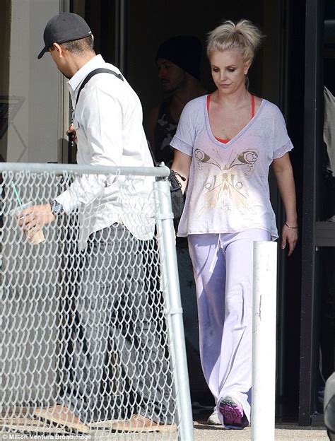 Britney Spears Looks Exhausted After Day Of Dance Rehearsals Daily Mail Online