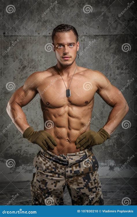 Hombre Impresionante Del Ej Rcito Con El Torso Desnudo Foto De Archivo Imagen De Atl Tico