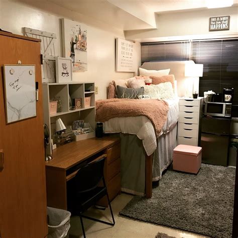 Cute Preppy Dorm Room At The University Of Cincinnati Colleg College