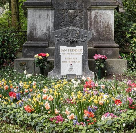 Grabstätte von Jan Fedder auf dem Friedhof beschädigt WELT