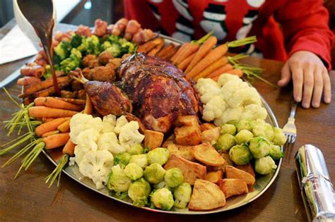 Christmas dinner is the primary meal traditionally eaten on christmas eve or christmas day. Pub landlord creates world's biggest Christmas dinner worth just £35 | Daily Star