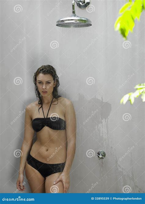 Junge Frau Beim Bikini Duschen Stockbild Bild Von Sinnlichkeit