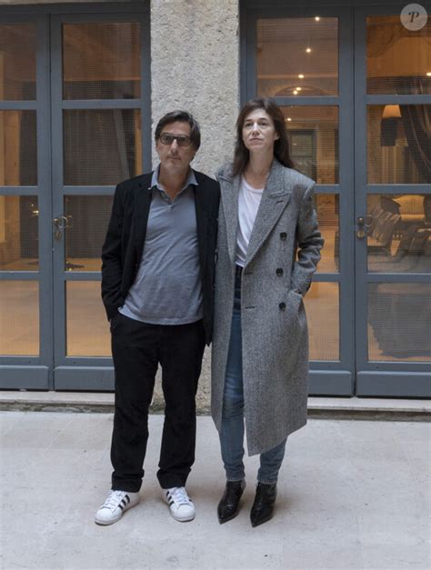 Photo Yvan Attal Et Sa Compagne Charlotte Gainsbourg Lors D Une Rencontre Presse Lyon