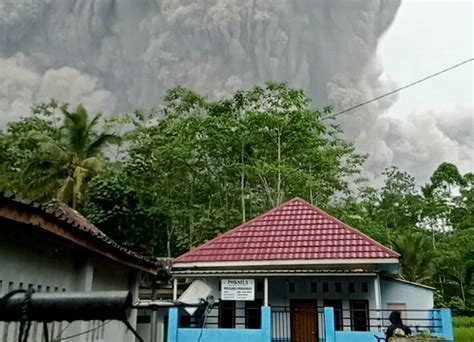 Major Volcanic Eruption In Indonesia Mt Semeru Spews Hot Ash Clouds