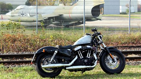 When one's husband keeps trying to get his wife to drive harley, but never succeeds. Harley Davidson Sportster 1200 Forty Eight Foto & Bild ...