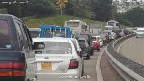 Traffic Along Southern Expressway Hiru News Srilankas Number One