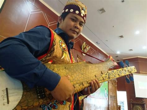 Mengenal Sapeq Alat Musik Tradisional Suku Dayak Bahau Yang Masih