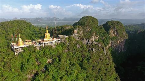 Hike to the top of tiger cave temple, one of the region's most famous temples with a fantastic. Krabi. Wat kun je daar veel doen! | Green Wood Travel Blog