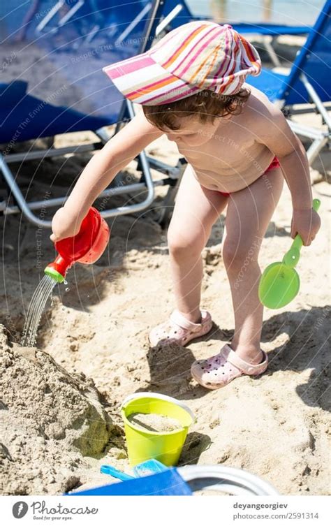 Süßes Kleines Mädchen Das An Der Sanddüne Steht Ein Lizenzfreies