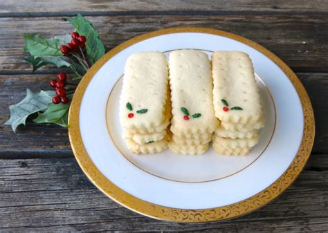 Breton shortbread cookies with raspberrieson dine chez nanou. Canada Cornstarch Shortbread Cookies / Grandma's 'Canada ...
