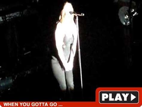 Kelly Clarkson Takes Pee Break During Concert