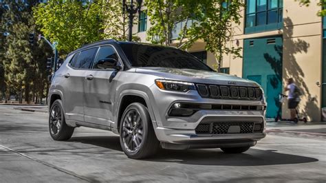 2022 Jeep Compass Latitude Features Tires And Options Kelley Blue Book