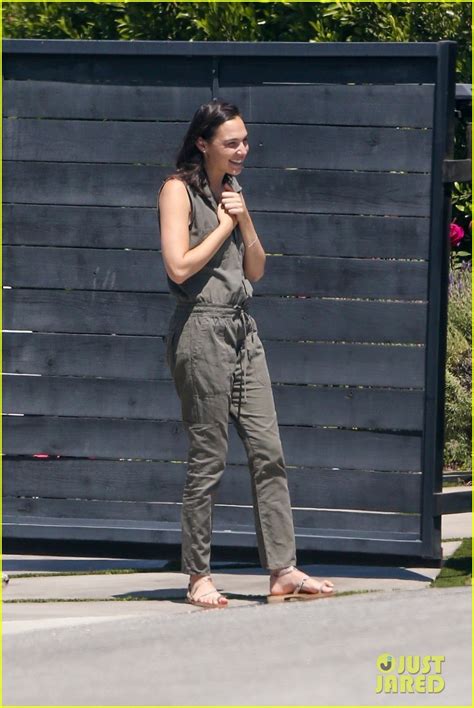 Full Sized Photo Of Gal Gadot Friends Deliver Sweet Treats For Her