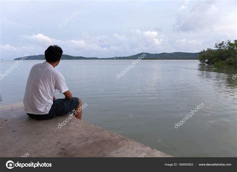 画像をダウンロード Lonely Man Sitting Alone 334697 Lonely Man Sitting Alone