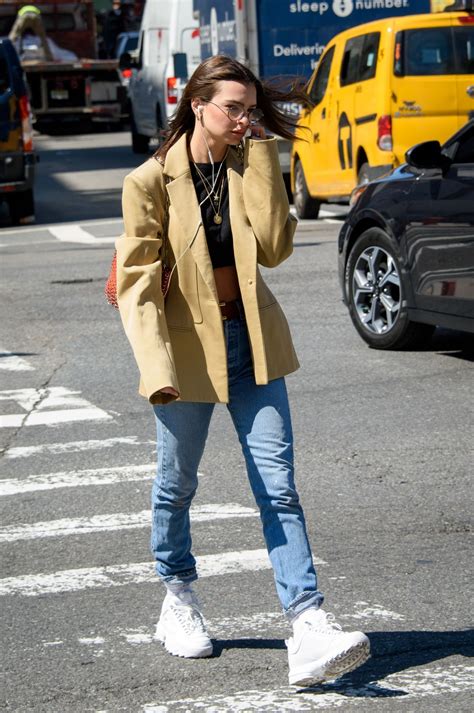 We tracking the star's chicest street style. Emily Ratajkowski Street Style - Out in NYC 04/03/2019 ...