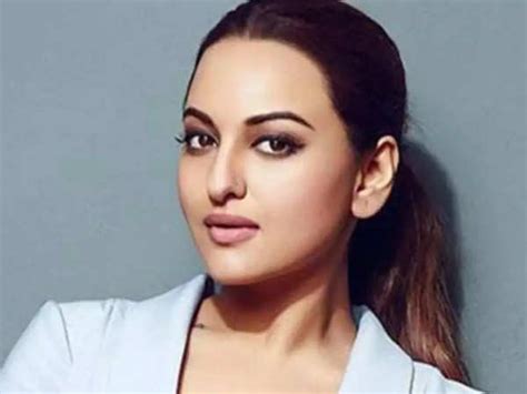 Sonakshi Sinha Gives A Befitting Replying When A Troll Questions Her On Ramayan